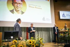 Thoas Fioretos receives the award.