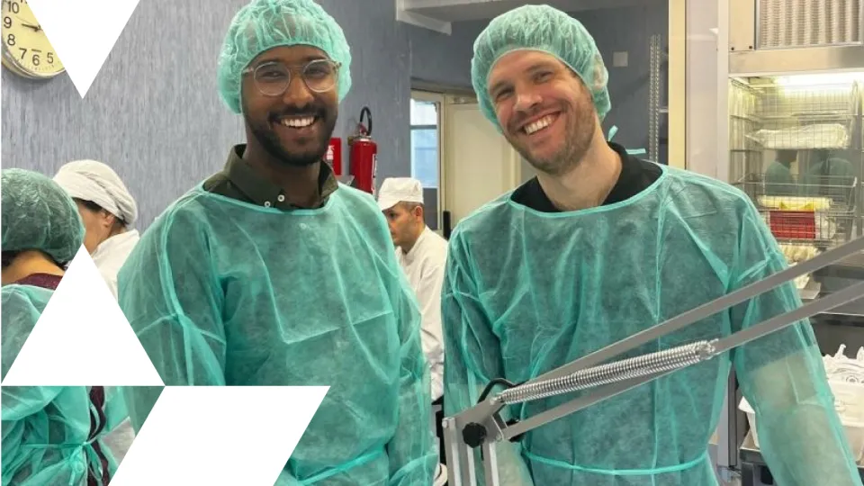 Bild av två anställda på Suturion som är på plats för att delta i produktionen.