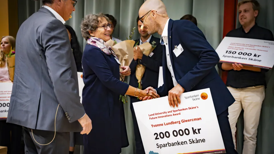 Forskaren Yvonne Lundberg Gwercman tar emot priset för framtidens innovationer