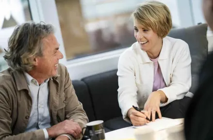 Två innovationsutvecklare diskuterar på möte