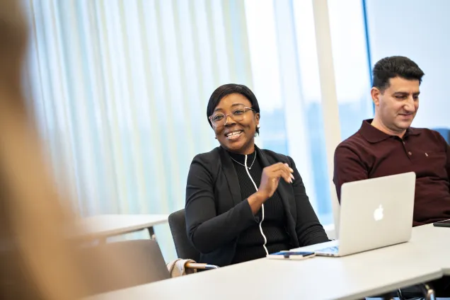 Kvinna pratar som deltagare av programmet INSIGHTS