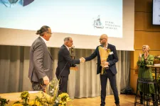 Thoas Fioretos tar emot Lunds Innovatörspris