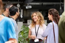 Kvinnor pratar i grupp