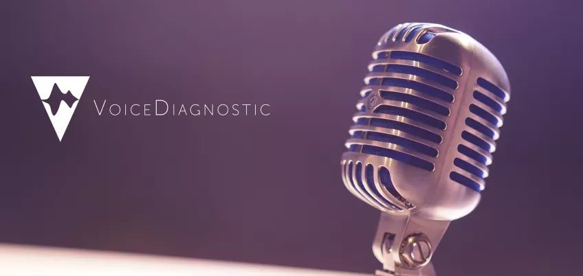 Voice diagnostics logotyp mot bild på mikrofon.